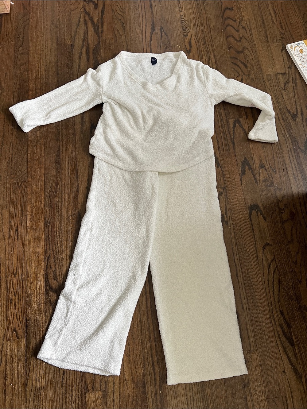 GAP Cream Plush Two-Piece Pajama Set - Soft V-Neck Top & Relaxed Pants